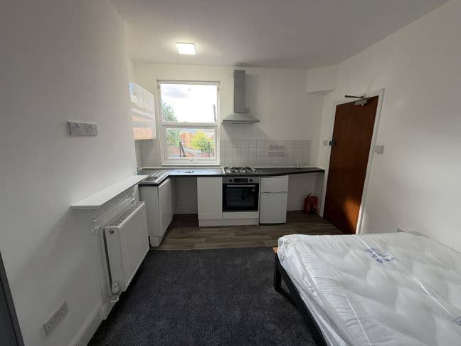 Furnished room with kitchenette Main Photo