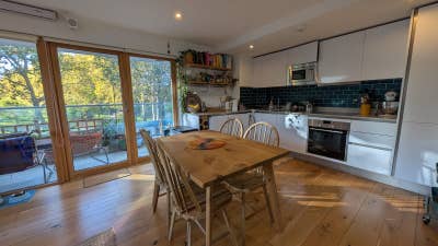 Sunny 2 bed apartment overlooking Hackney Downs  Main Photo
