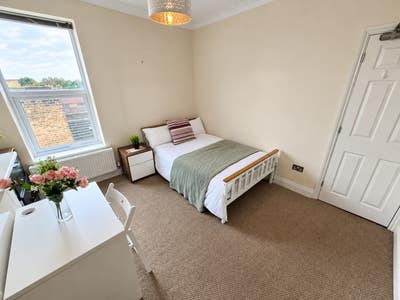 Bright Double Room with Desk - East Dulwich Main Photo