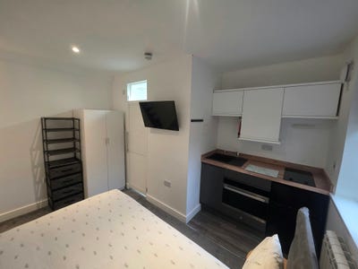 Self Contained Studio with En-Suite in Village Main Photo