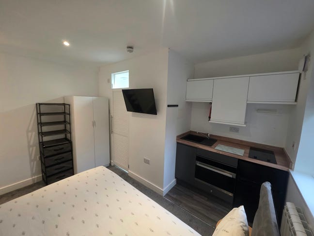 Self Contained Studio with En-Suite in Village Main Photo