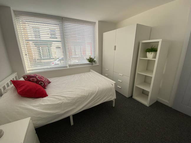 Ensuite room available in student house Main Photo