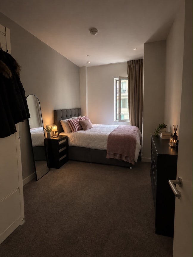 1 bedroom shared bathroom available in  Main Photo