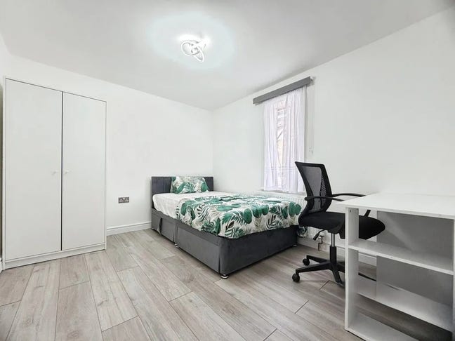 Spacious Double Bedroom - Furnished Main Photo