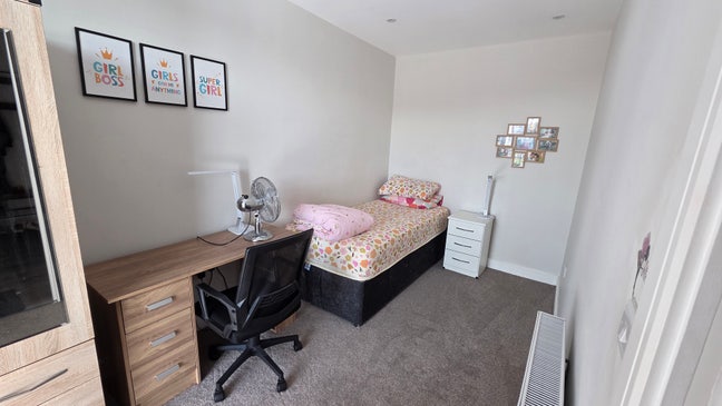 Single Spacious Room  Main Photo