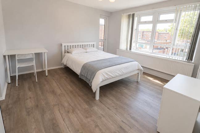 💫 Bring a Friend! | 3 Rooms from &pound;185pw • W3 Main Photo