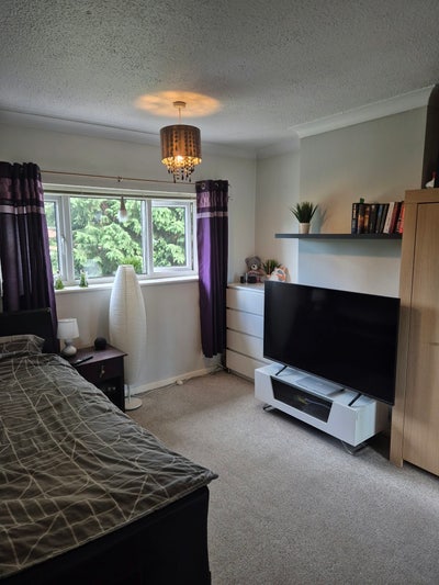 Spacious bedroom (Two Gates) Main Photo