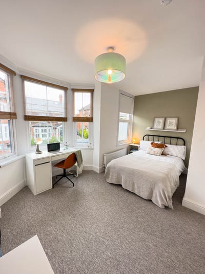 Bright and Spacious ensuite double room Main Photo