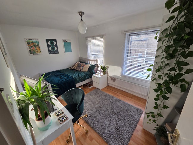 Double Room in large town house next to station Main Photo