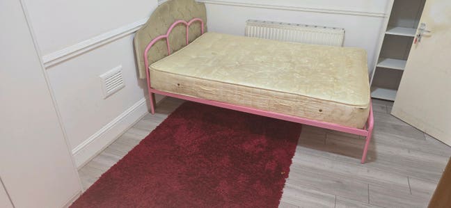 Room with Double  Bed in Garden House Tooting Bec  Main Photo