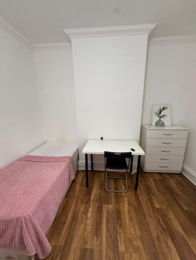 Single room WEMBLEY  Main Photo