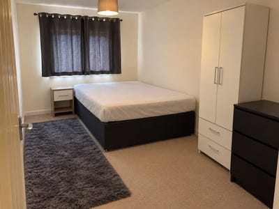 Room in a clean shared house Main Photo