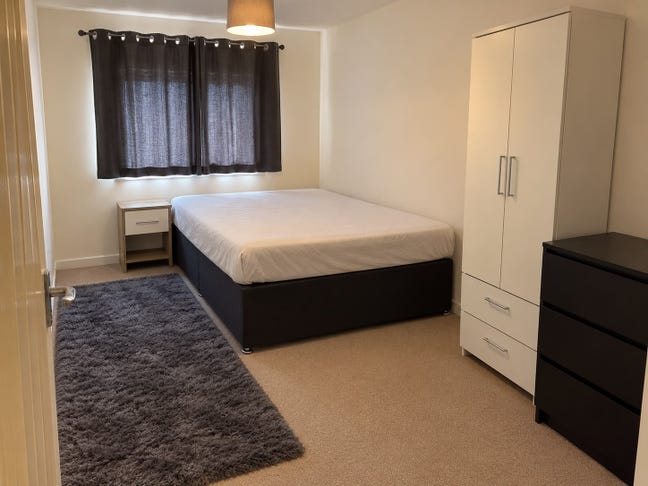 Room in a clean shared house Main Photo