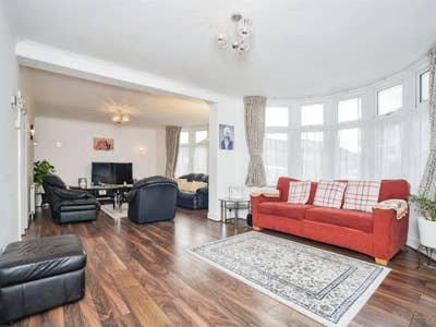 Spacious Rooms Available - &pound;600- &pound;900 With Bills  Main Photo