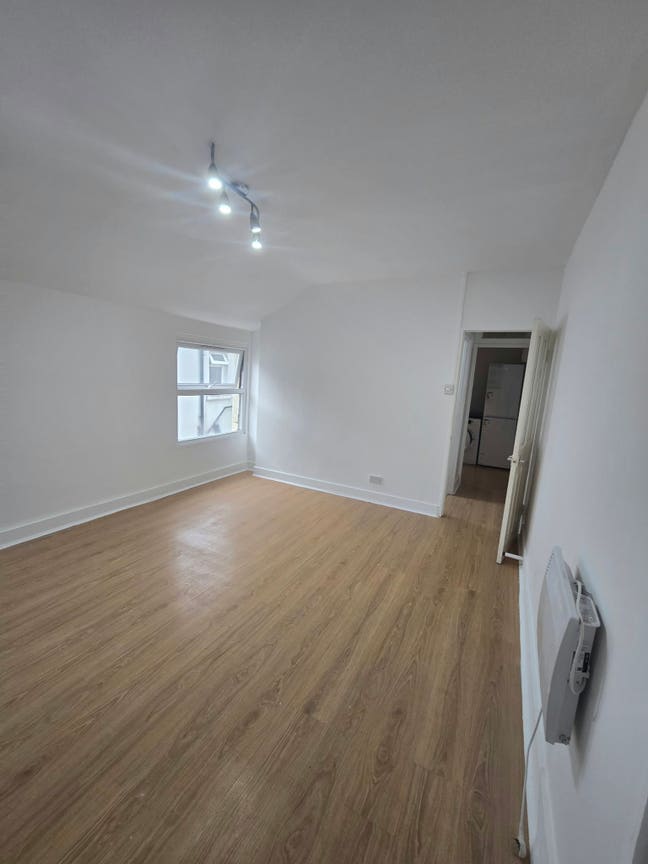 Massive Studio Flat Near Barking Station &pound;1350 Main Photo