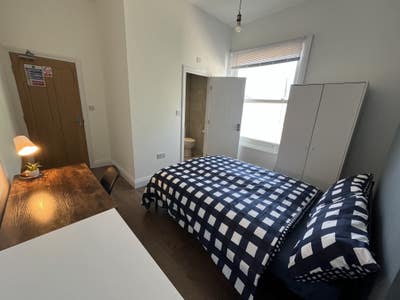 Spacious Ensuite Double Room Main Photo