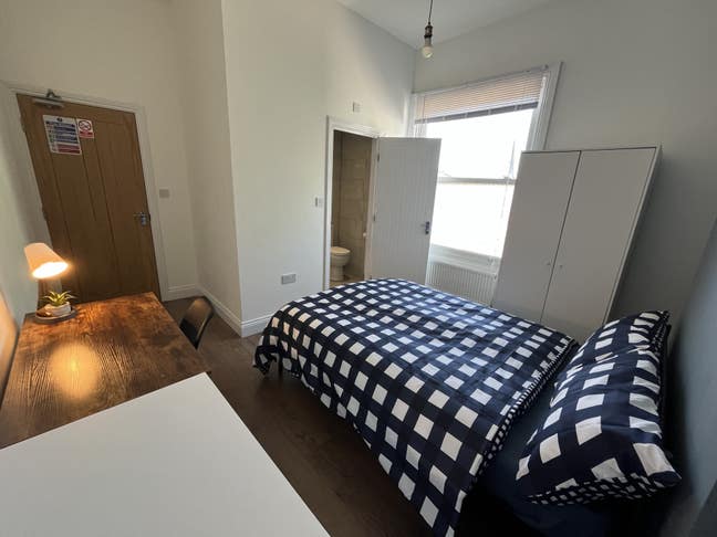 Spacious Ensuite Double Room Main Photo