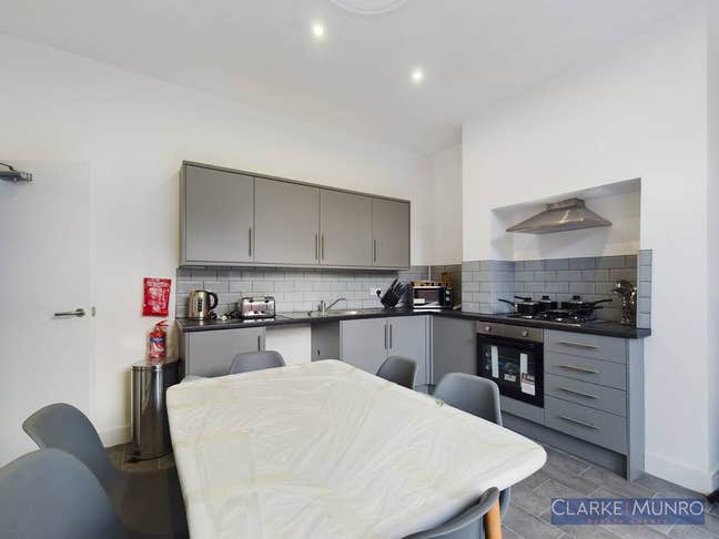 Student/Professional House Share Available on Colv Main Photo