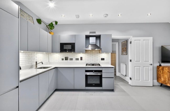 Spacious 1-bedroom flat in Surbiton  Main Photo
