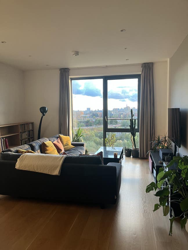 Double room in apartment overlooking Olympic Park Main Photo
