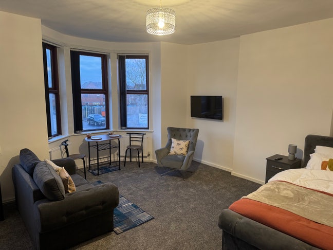 Huge Double Room | Female only | Professionals Main Photo
