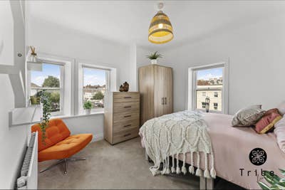 Bright room with high ceilings, just 3 sharing Main Photo