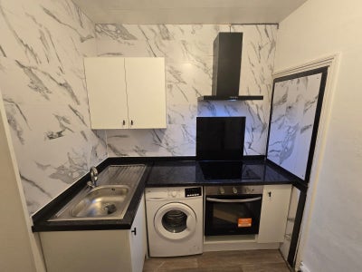 2 Rooms To Rent Main Photo