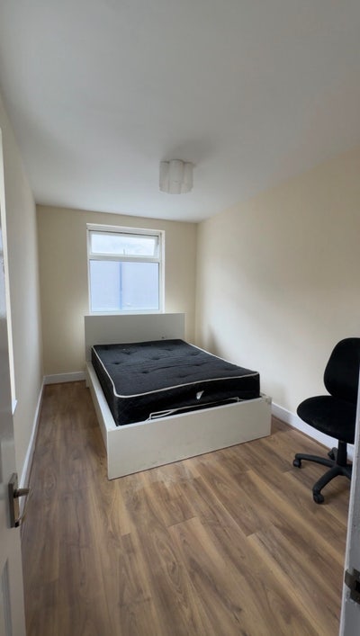 Lovely 2 bed flat 2 min to Newbury Park station Main Photo
