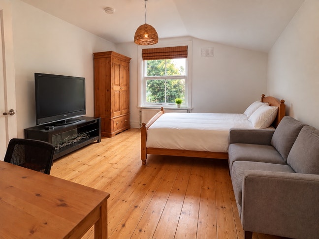 Furnished Double Room in Clapham - desk, TV + sofa Main Photo