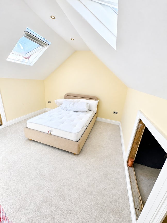 🏡 Spacious Loft Room - &pound;750PCM | IG2, Ilford Main Photo