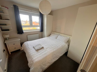 Double room in north London avail Mon-Thu nights Main Photo