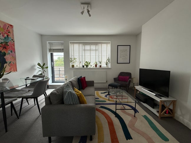 Large double in a bright 2-bed opposite Nine Elms Main Photo