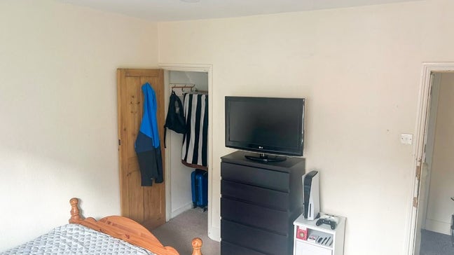 🏠 Fully Furnished Double Room Available – Reading Main Photo