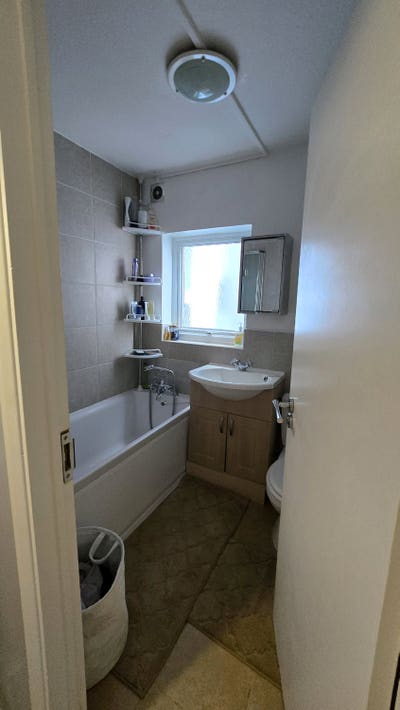 1 double size room available with garden. Main Photo