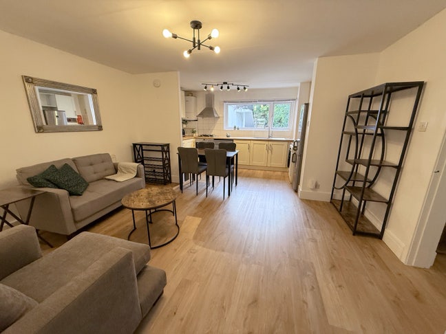 Three-bedroom flat in Muswell Hill Main Photo
