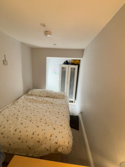 Cosy room in Notting Hill flat Main Photo