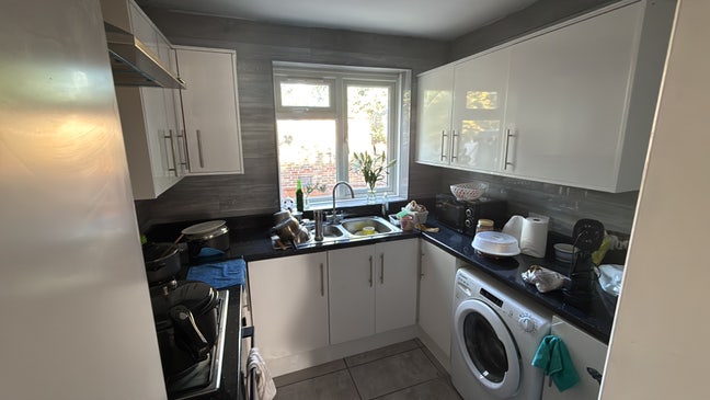 Bedroom available | &pound;750 | Bills included | UB8 Main Photo