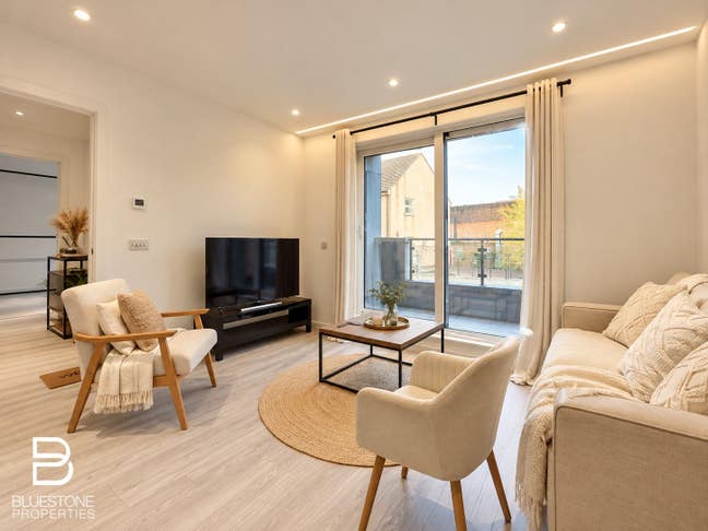 Purley CR8 - 2 Bed Apartment W/Balcony Main Photo