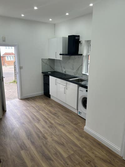 Studio 2 minutes walk from Grange Hill (All Inc*) Main Photo