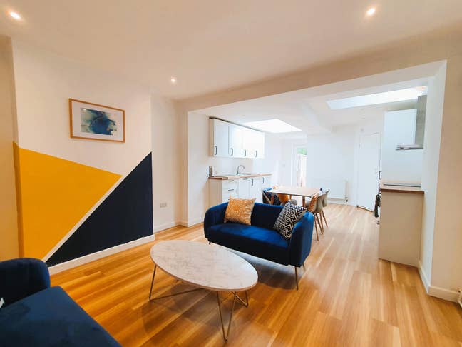 Double room available in spacious 4 bed property Main Photo