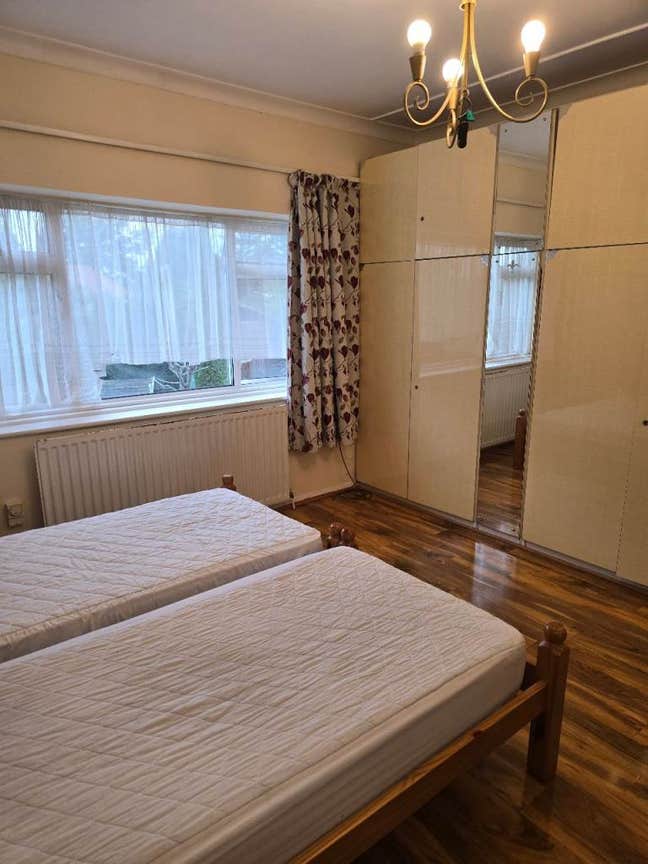 Large Double Room with Fitted Wardrobes &pound;850 – HA9 Main Photo