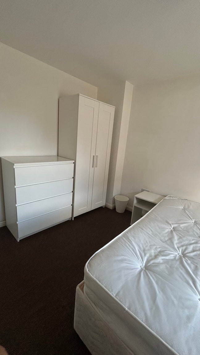 Spacious Room Available in 5-Bed Student House Main Photo