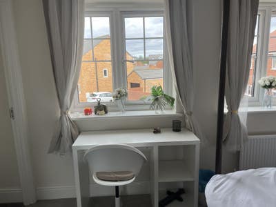 Lovely spacious room with en-suite shower Main Photo