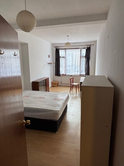 All bills included in price. massive room Main Photo