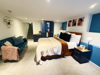 Your Own Front Door! HUGE Double Room Main Photo