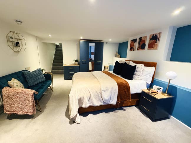Your Own Front Door! HUGE Double Room Main Photo