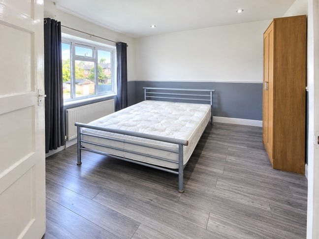 Double Room to Rent – Hanworth, Feltham (TW13 6Qh) Main Photo