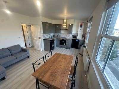 Modern & Bright 1-Bedroom Flat  Main Photo