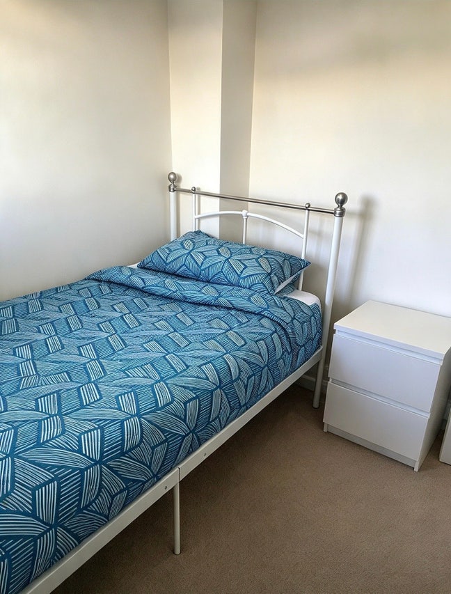 Single Room - Close to Enfield Lock Train Station Main Photo