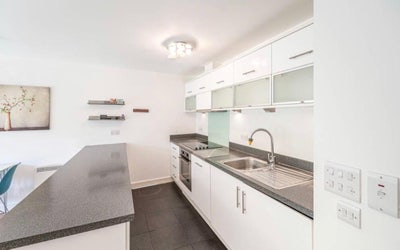 North London ensuit room  Main Photo